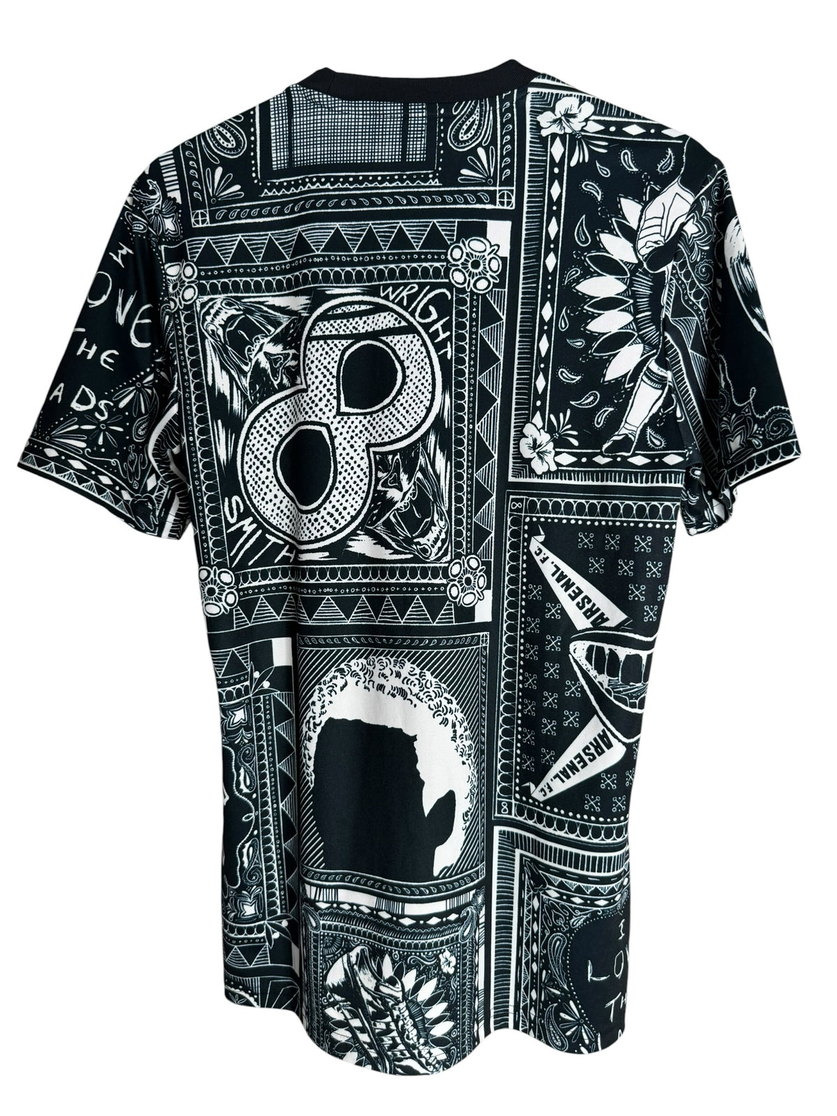 Maillot de football Arsenal Levestiairedupeuple noir et blanc avec motif bandana graphique et détails iconiques du club.