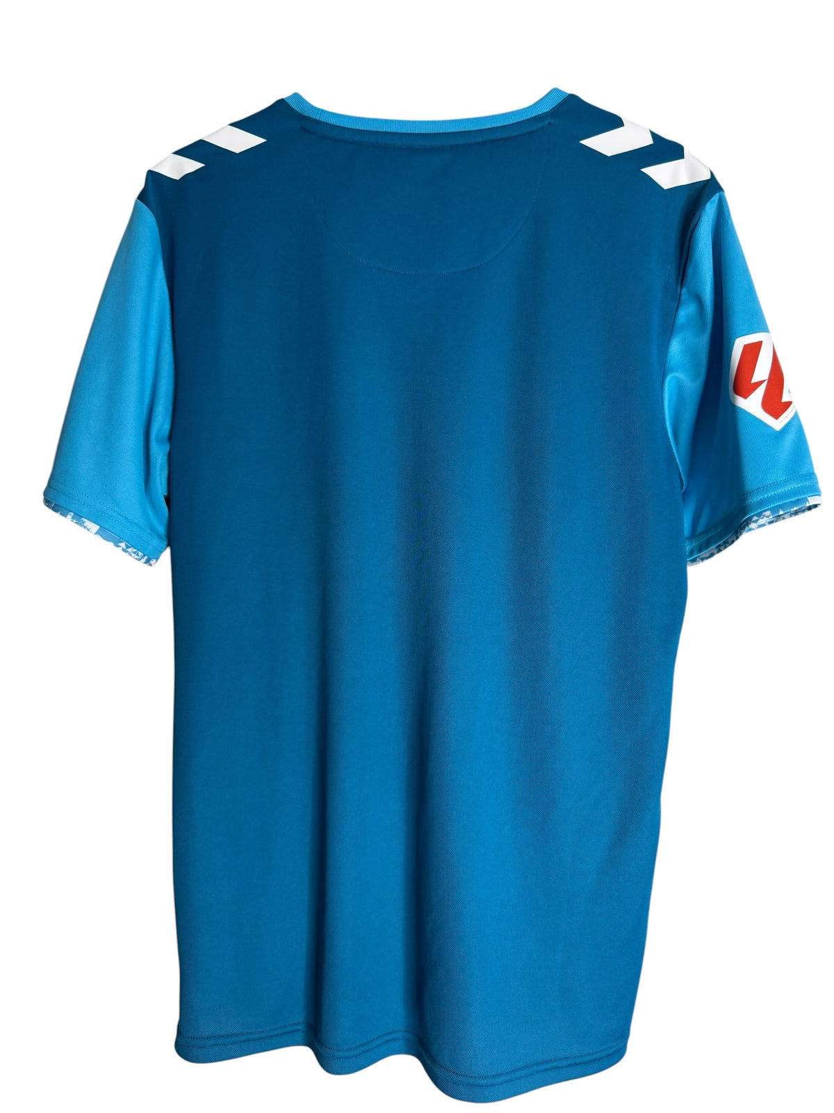 Maillot d'entraînement Hummel Real Betis bleu avec chevrons blancs sur les épaules et technologie BeeCool respirante.