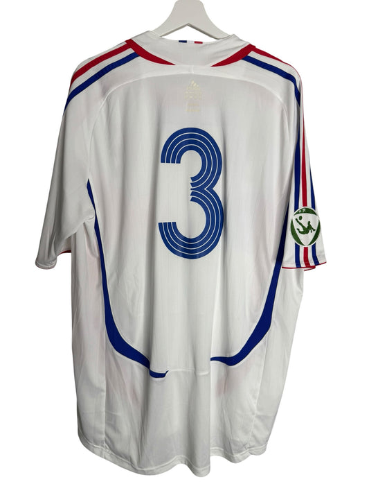 Maillot extérieur blanc Levestiairedupeuple de l'équipe de France avec numéro 3 bleu et détails tricolores sur les manches