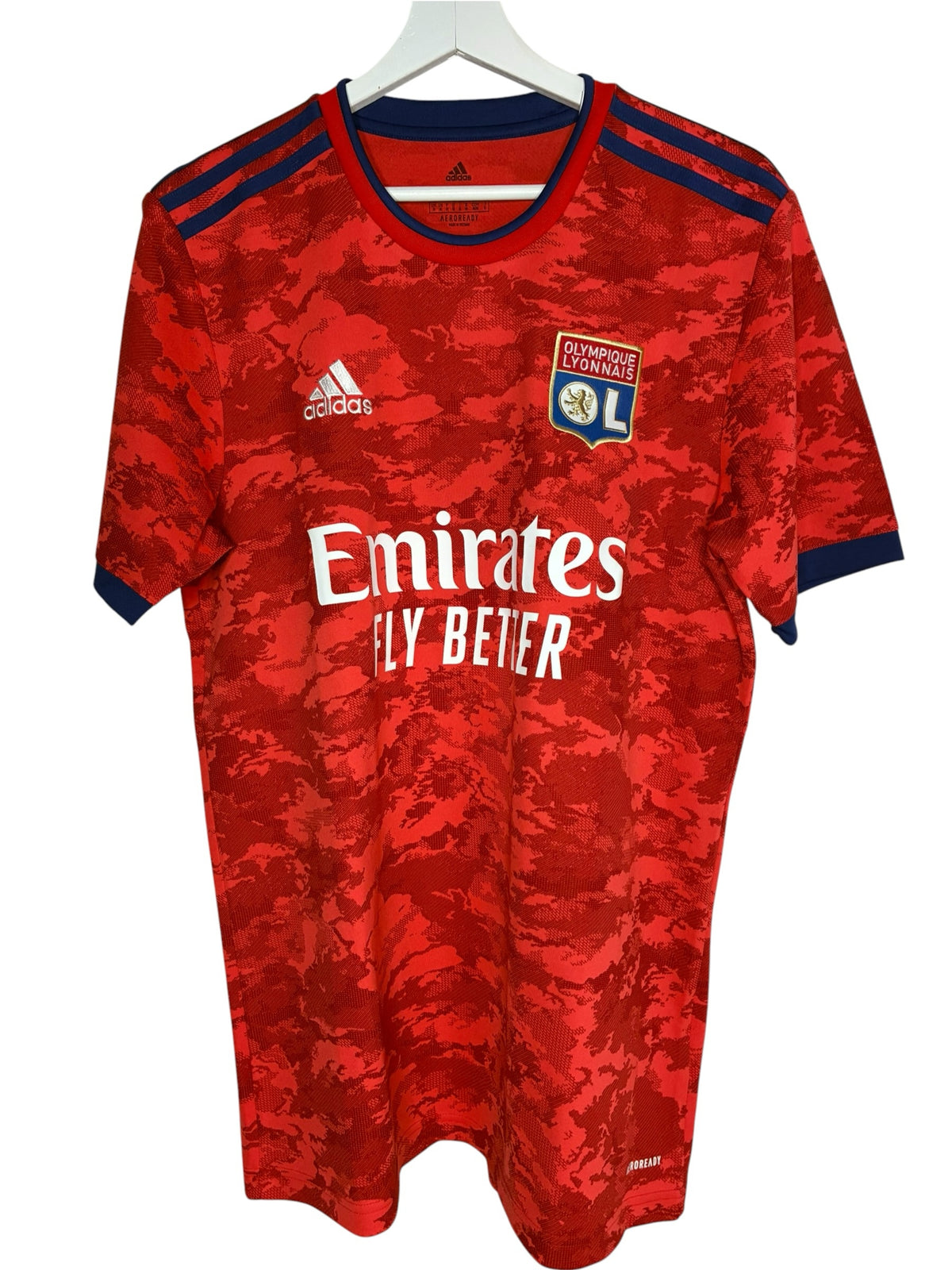 Maillot de football officiel Olympique Lyonnais Levestiairedupeuple rouge à motif camouflage avec logo Adidas