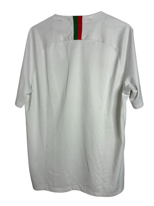 Vue arrière du maillot extérieur Levestiairedupeuple du Portugal, blanc avec bande tricolore sur la nuque.
