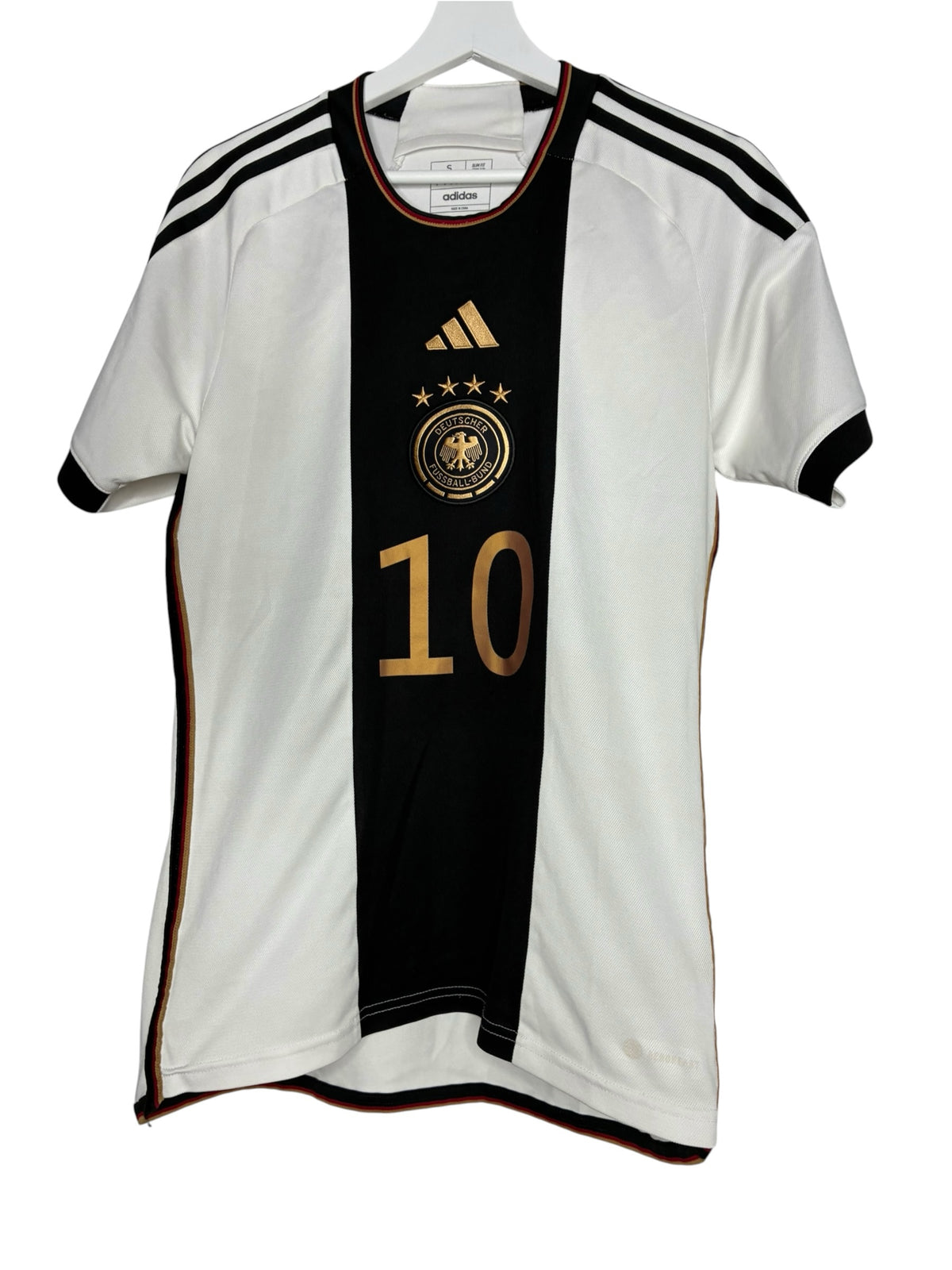 Maillot de football officiel Levestiairedupeuple de l'Allemagne blanc avec bande noire, numéro 10 et détails dorés