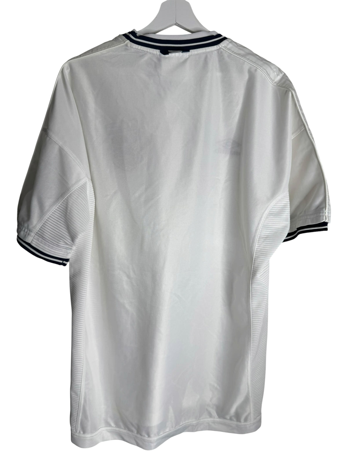 Maillot de football vintage blanc Levestiairedupeuple Angleterre avec détails texturés et col contrasté