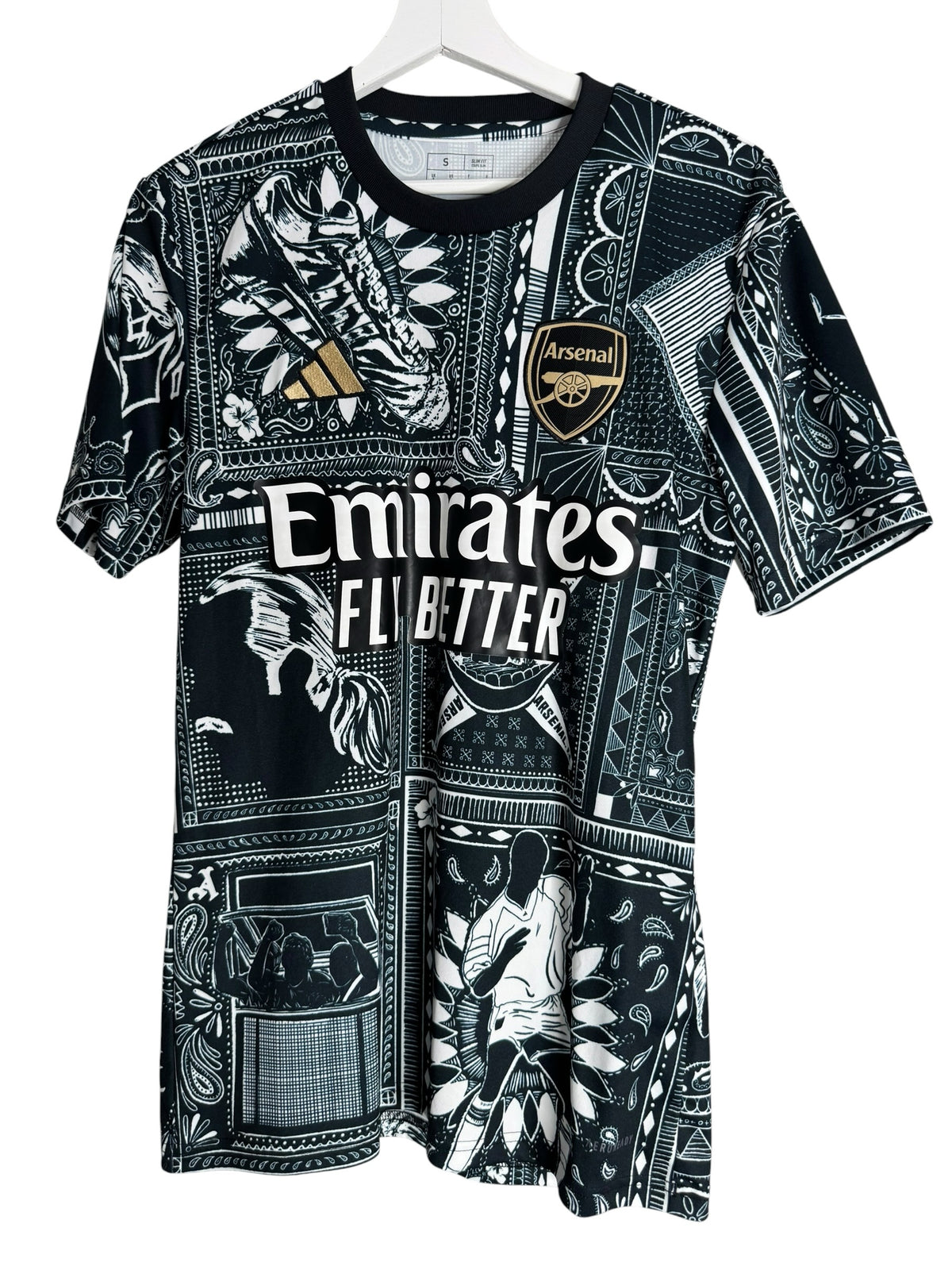 Maillot de football Arsenal édition spéciale Levestiairedupeuple noir et blanc avec motifs bandana et détails dorés.