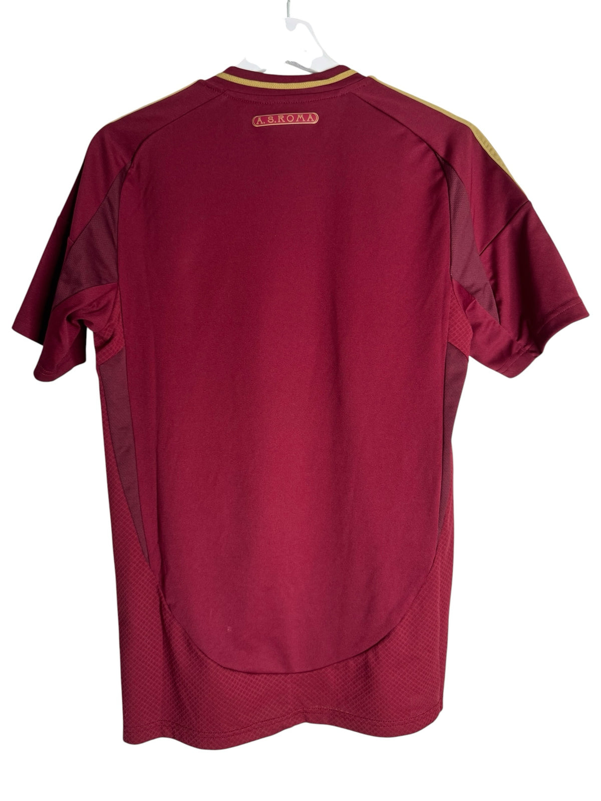 Dos du maillot de football officiel AS Roma rouge et doré Levestiairedupeuple avec détails texturés