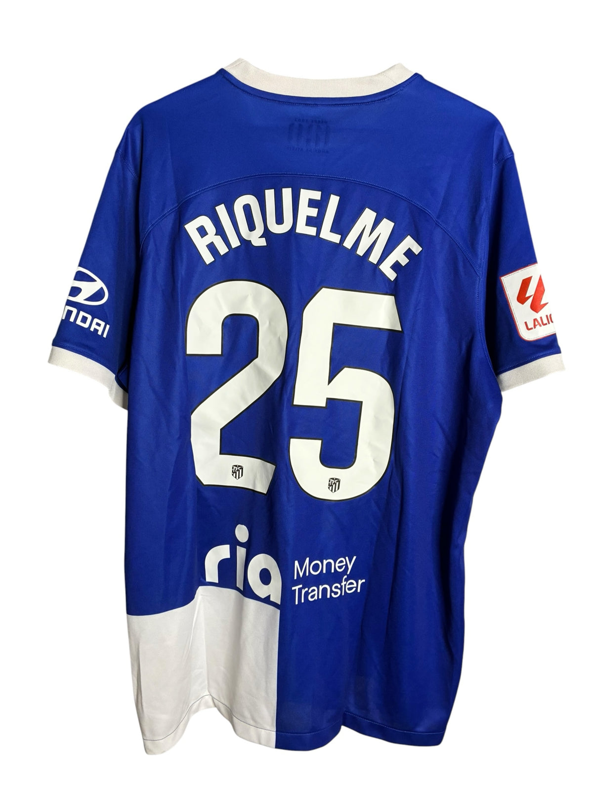 Maillot officiel Levestiairedupeuple de l'Atlético de Madrid, bleu et blanc, floqué Riquelme 25 au dos.