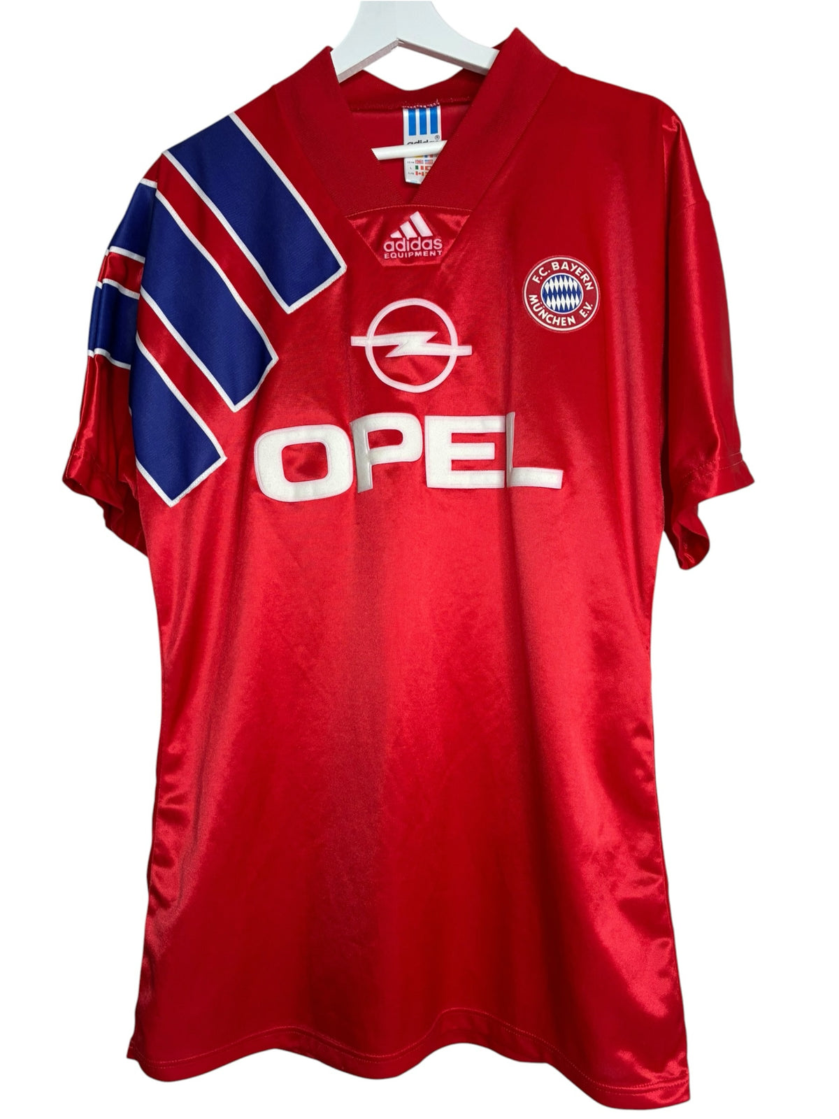 Maillot de football vintage Levestiairedupeuple Bayern Munich rouge avec détails bleus et logo Opel des années 90