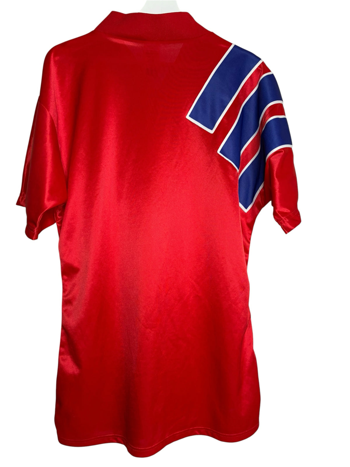 Maillot de football vintage Levestiairedupeuple Bayern Munich rouge avec détails bleu et blanc sur l'épaule