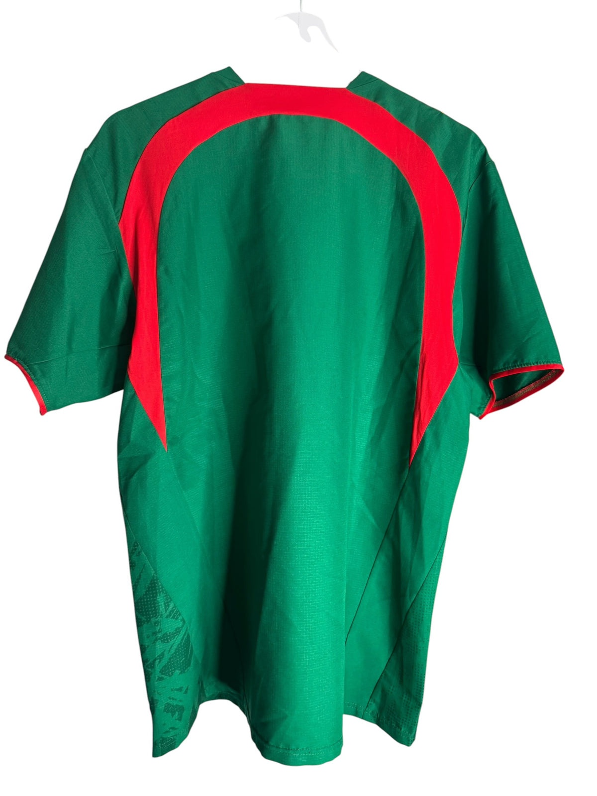 Maillot de football officiel Levestiairedupeuple du Cameroun, vert avec des détails rouges, tissu technique respirant.
