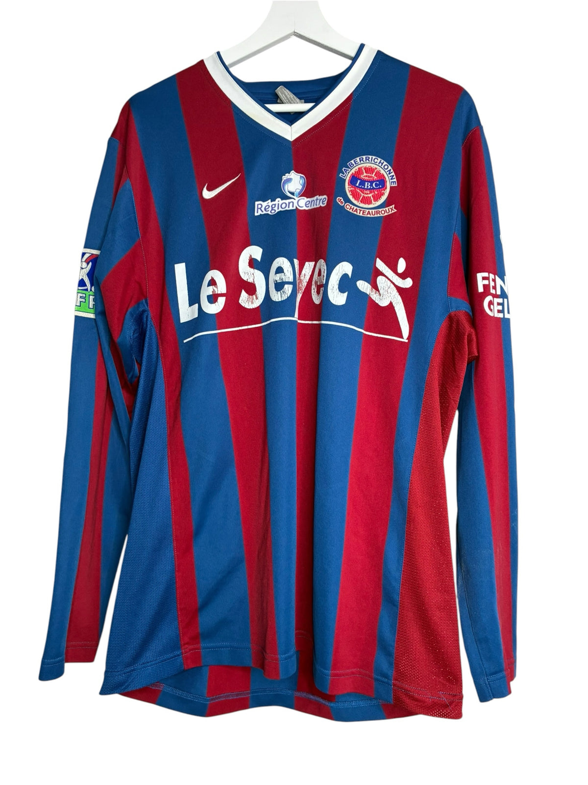 Maillot de football Levestiairedupeuple de La Berrichonne de Châteauroux à manches longues, rayures bleu et rouge.