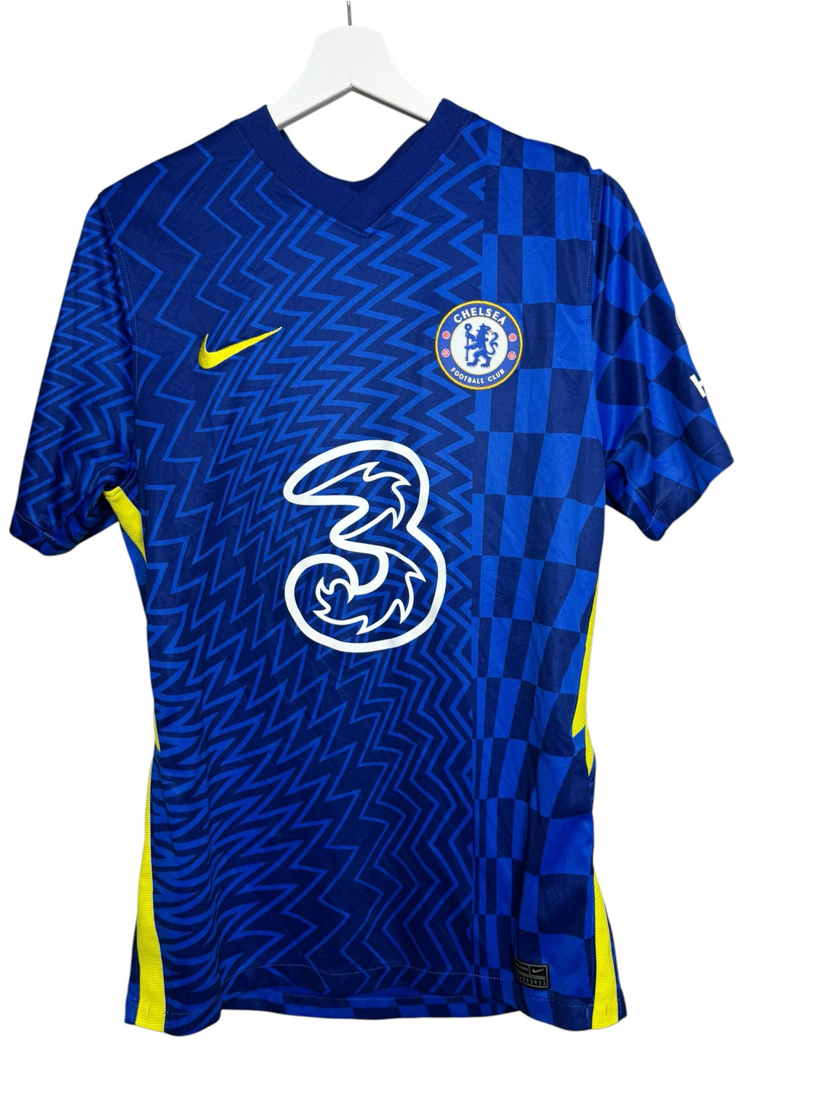 Maillot de football officiel Chelsea FC bleu avec motifs géométriques et logo Nike par Levestiairedupeuple