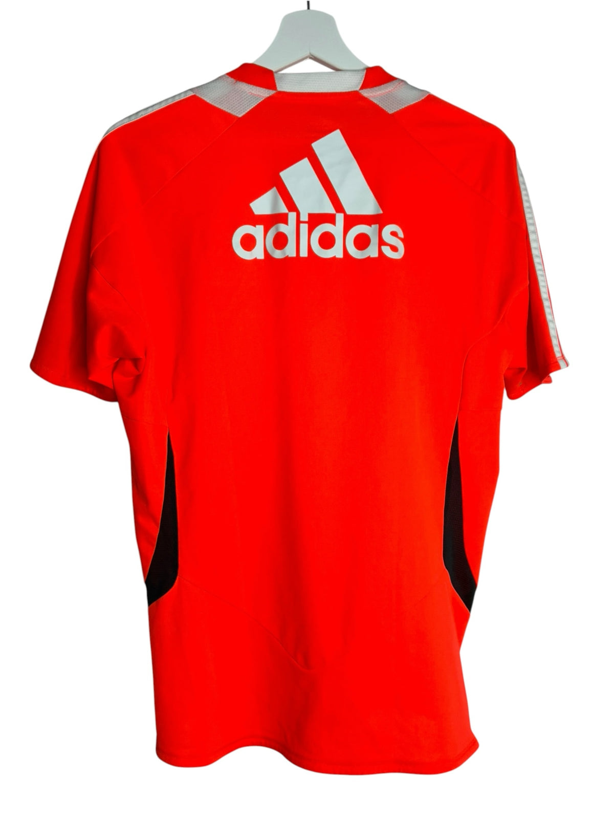 Maillot d'entraînement Levestiairedupeuple adidas rouge du Bayern Munich avec logo blanc au dos sur cintre