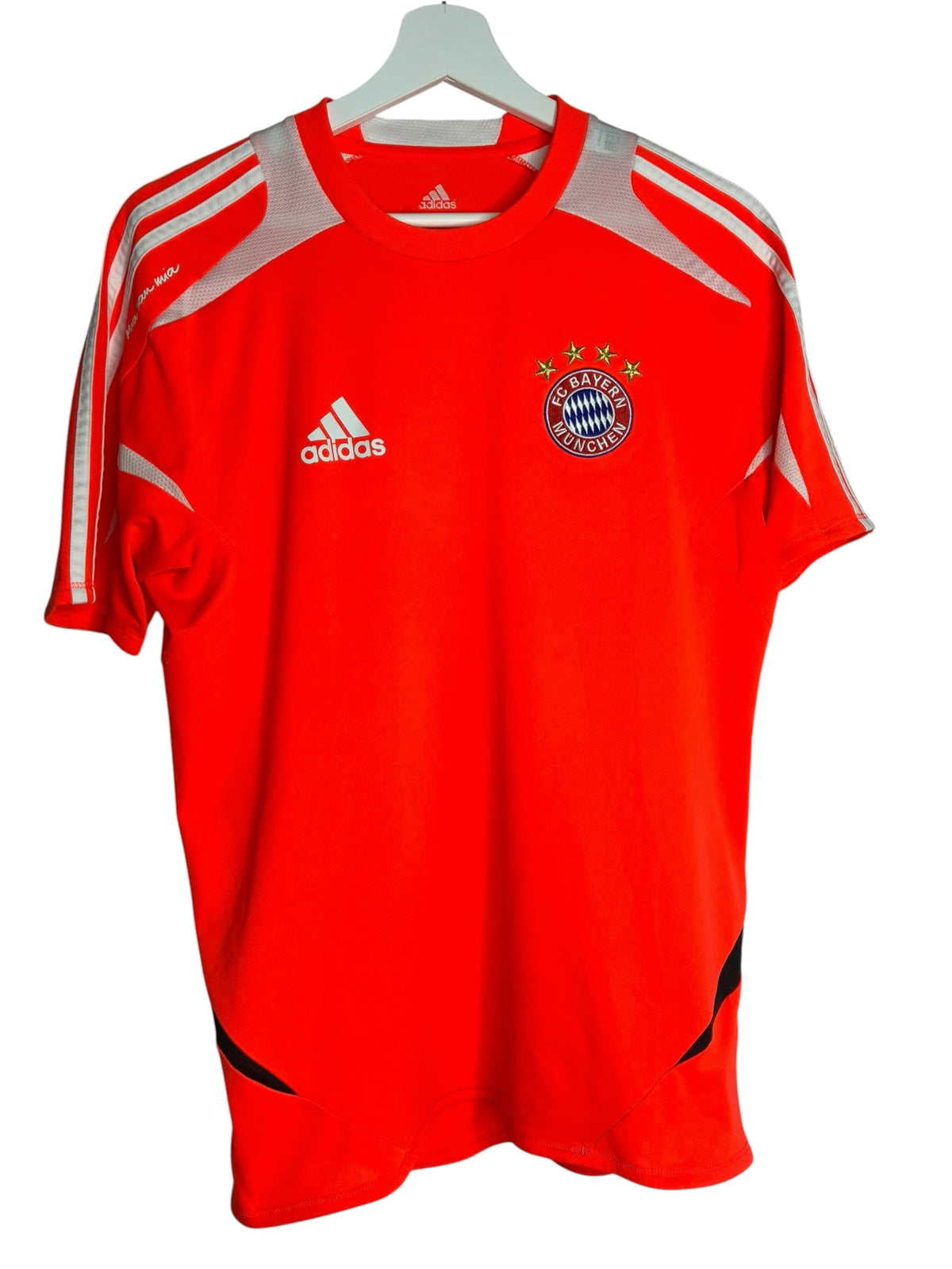 Maillot d'entraînement Levestiairedupeuple adidas rouge du Bayern Munich avec blason brodé et trois bandes blanches