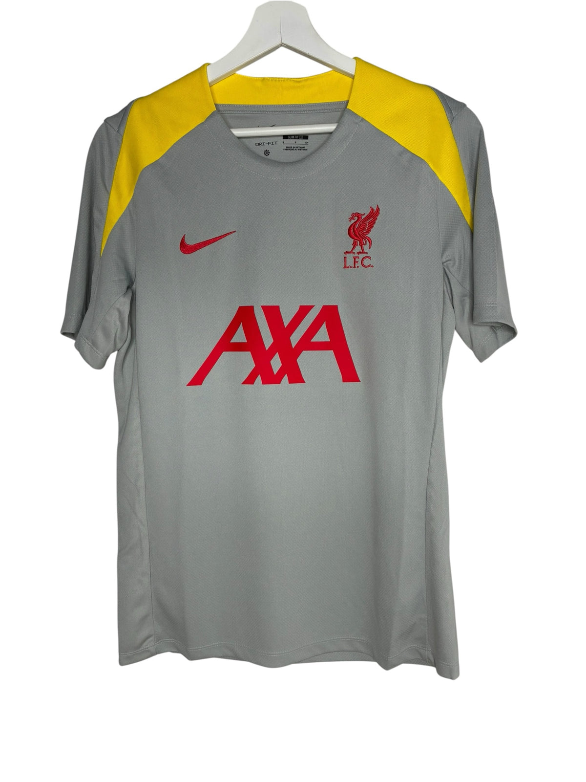 Maillot d'entraînement Nike Liverpool FC gris avec détails jaunes et logos rouges, vendu par Levestiairedupeuple