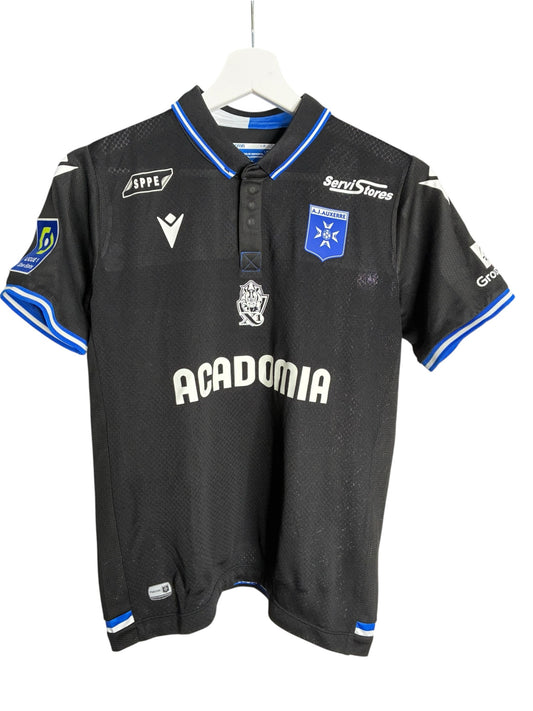 Maillot extérieur officiel AJ Auxerre noir par Levestiairedupeuple avec col polo, détails bleus et blancs
