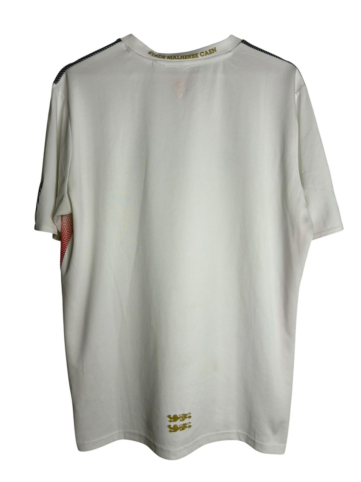 Dos du maillot extérieur blanc Levestiairedupeuple du Stade Malherbe Caen avec lions normands dorés et inscription.