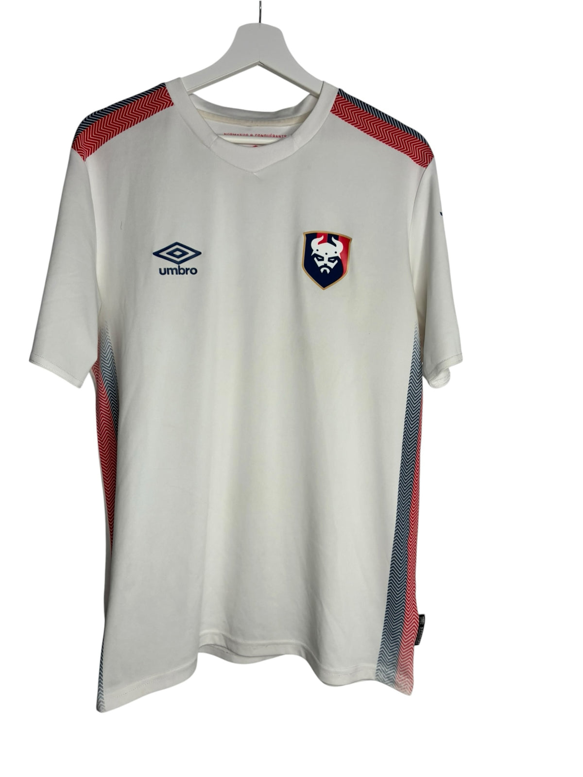 Maillot extérieur officiel Levestiairedupeuple du Stade Malherbe Caen blanc avec détails rouges et bleus et col en V