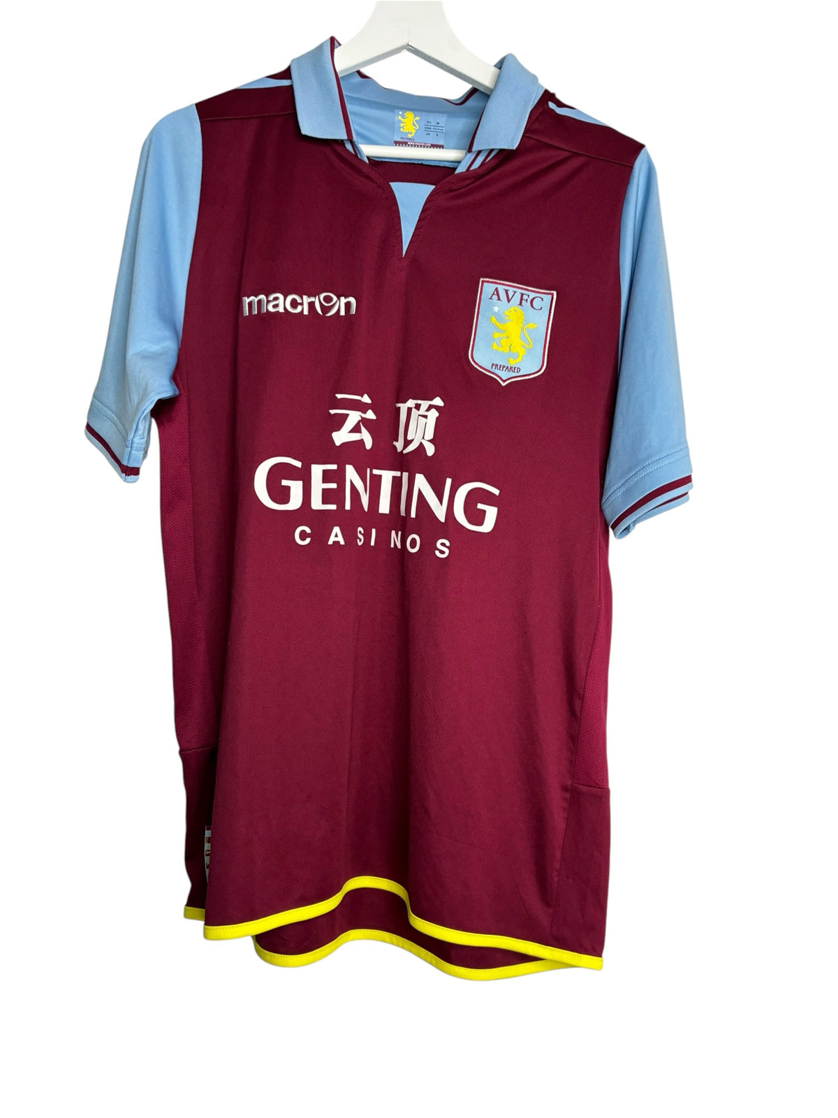 Maillot de football vintage Aston Villa bordeaux et bleu ciel par Macron, avec logo Genting, chez Levestiairedupeuple