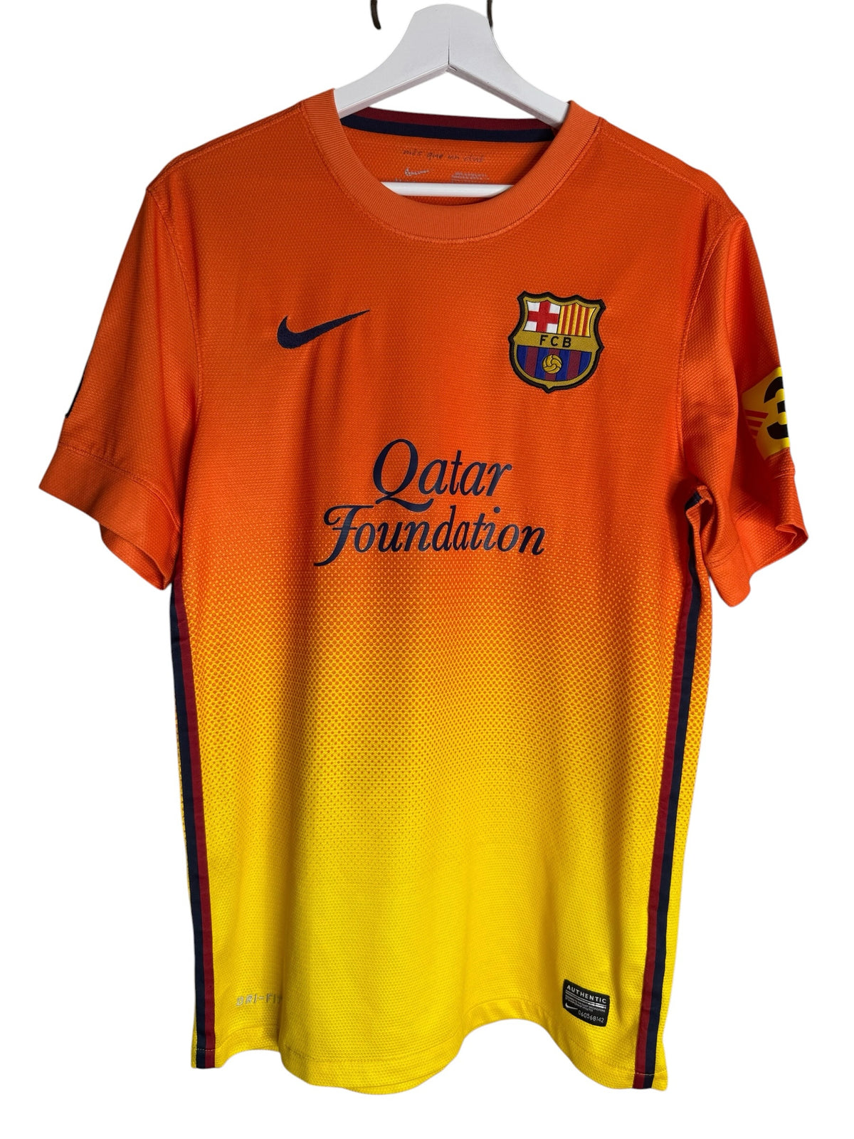 Maillot de football Levestiairedupeuple Nike FC Barcelone orange et jaune avec logo Qatar Foundation sur cintre
