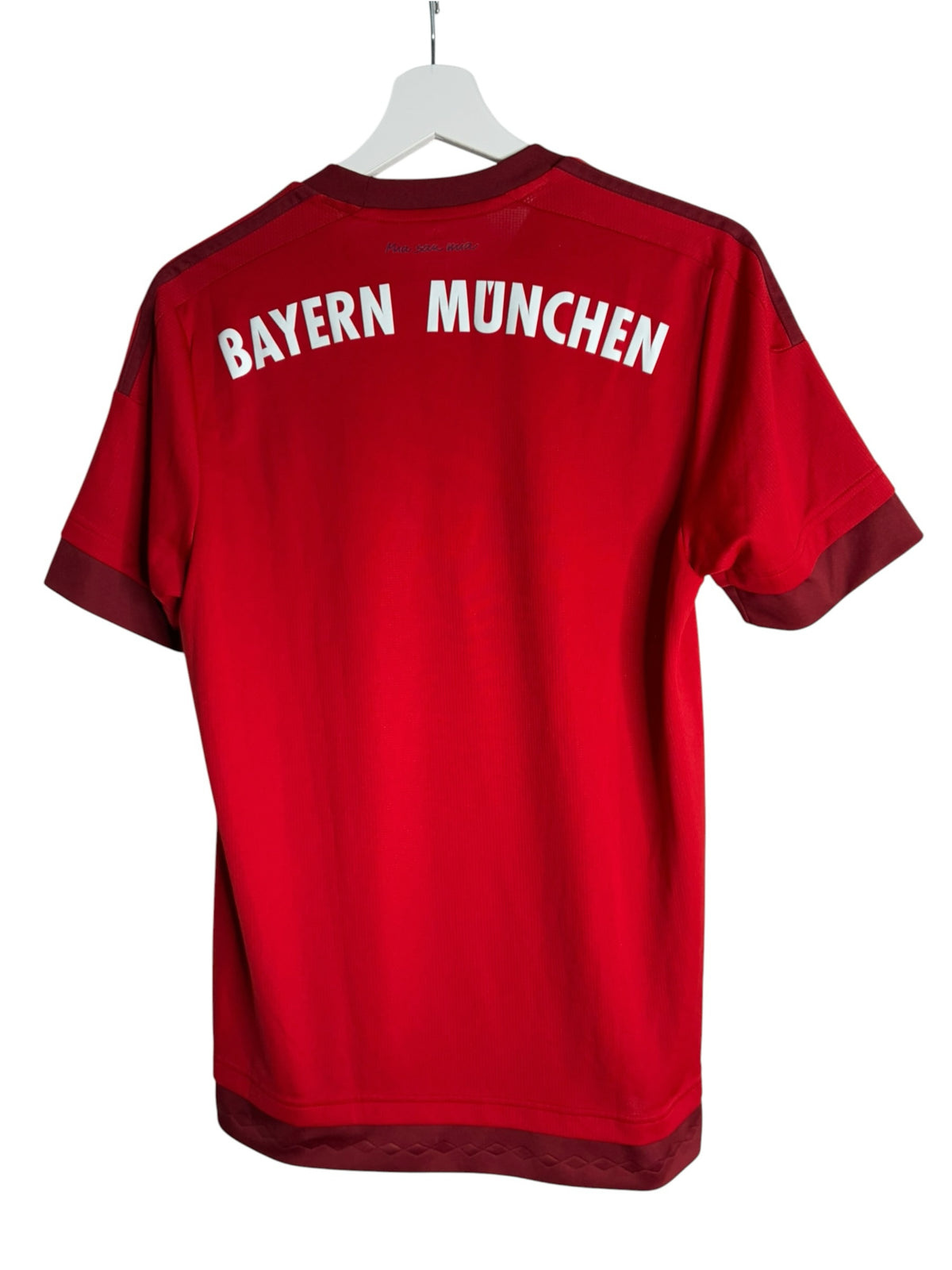 Maillot de football officiel Levestiairedupeuple Bayern Munich rouge avec inscription blanche au dos sur cintre