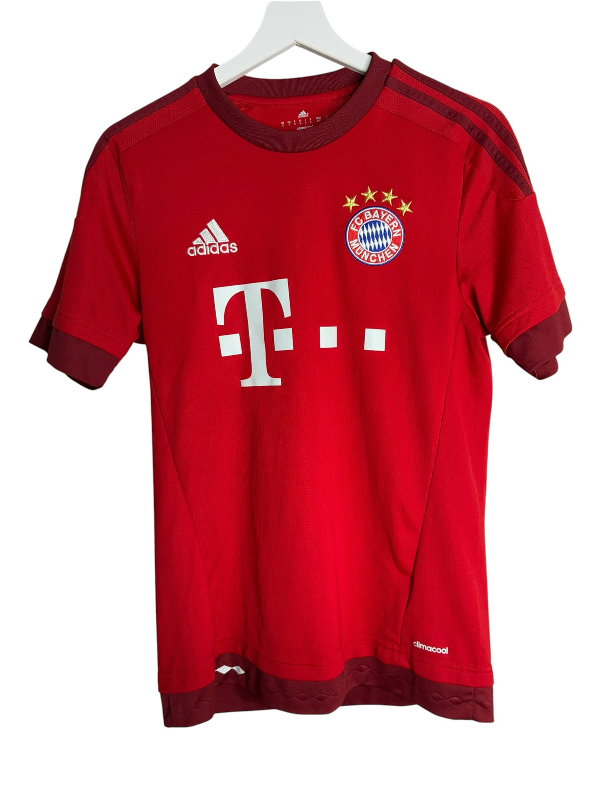 Maillot de football officiel rouge Bayern Munich par Levestiairedupeuple avec blason brodé et technologie Climacool