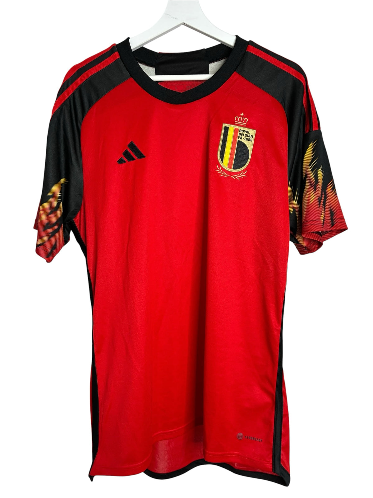 Maillot de football Levestiairedupeuple adidas Belgique rouge avec détails noirs et motifs de flammes sur les manches