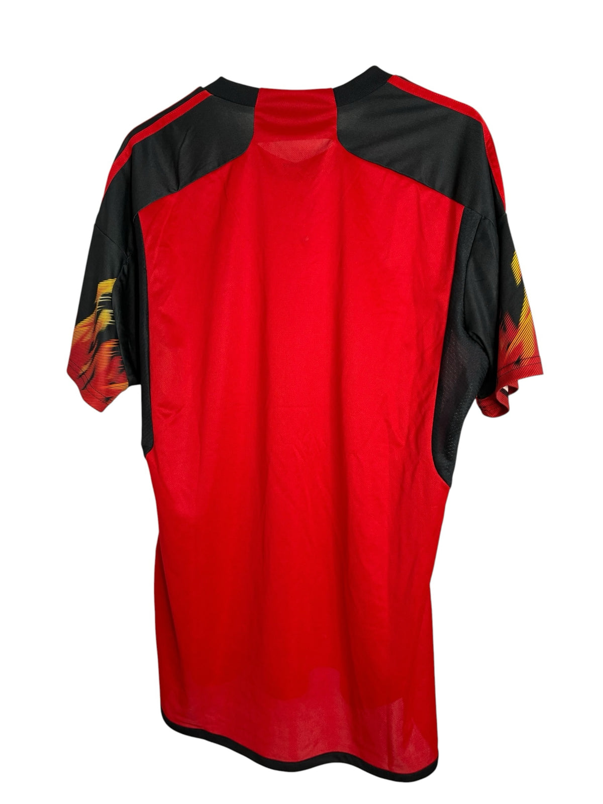 Maillot de football Levestiairedupeuple adidas Belgique rouge avec détails noirs et motifs de flammes sur les manches