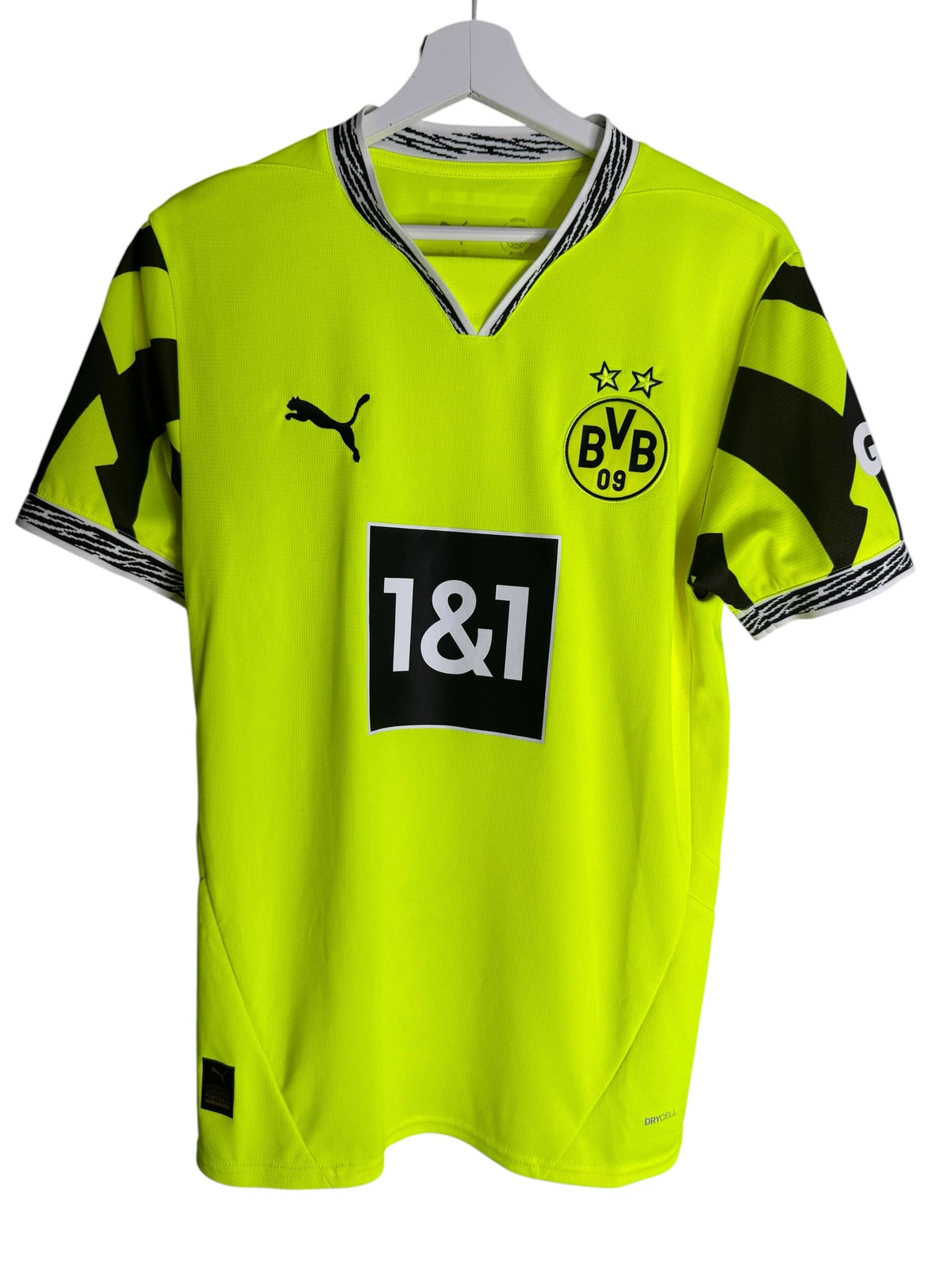 Maillot de football officiel Puma Borussia Dortmund jaune fluo avec détails noirs, technologie dryCELL, sur cintre.