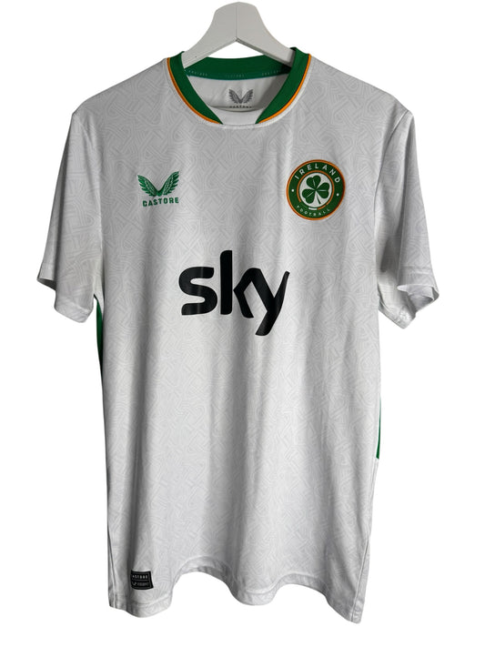 Maillot de football officiel Levestiairedupeuple de l'Irlande, blanc avec détails vert émeraude et logo Castore.