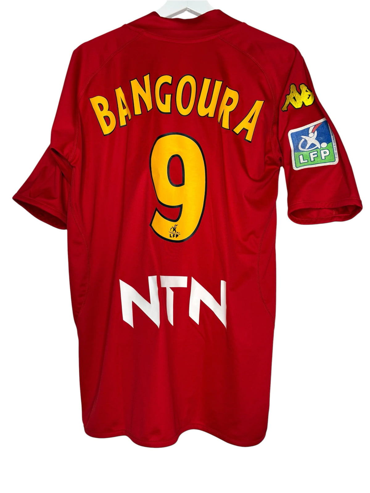 Maillot de football officiel Levestiairedupeuple Le Mans FC rouge numéro 9 Bangoura avec logos Kappa et LFP