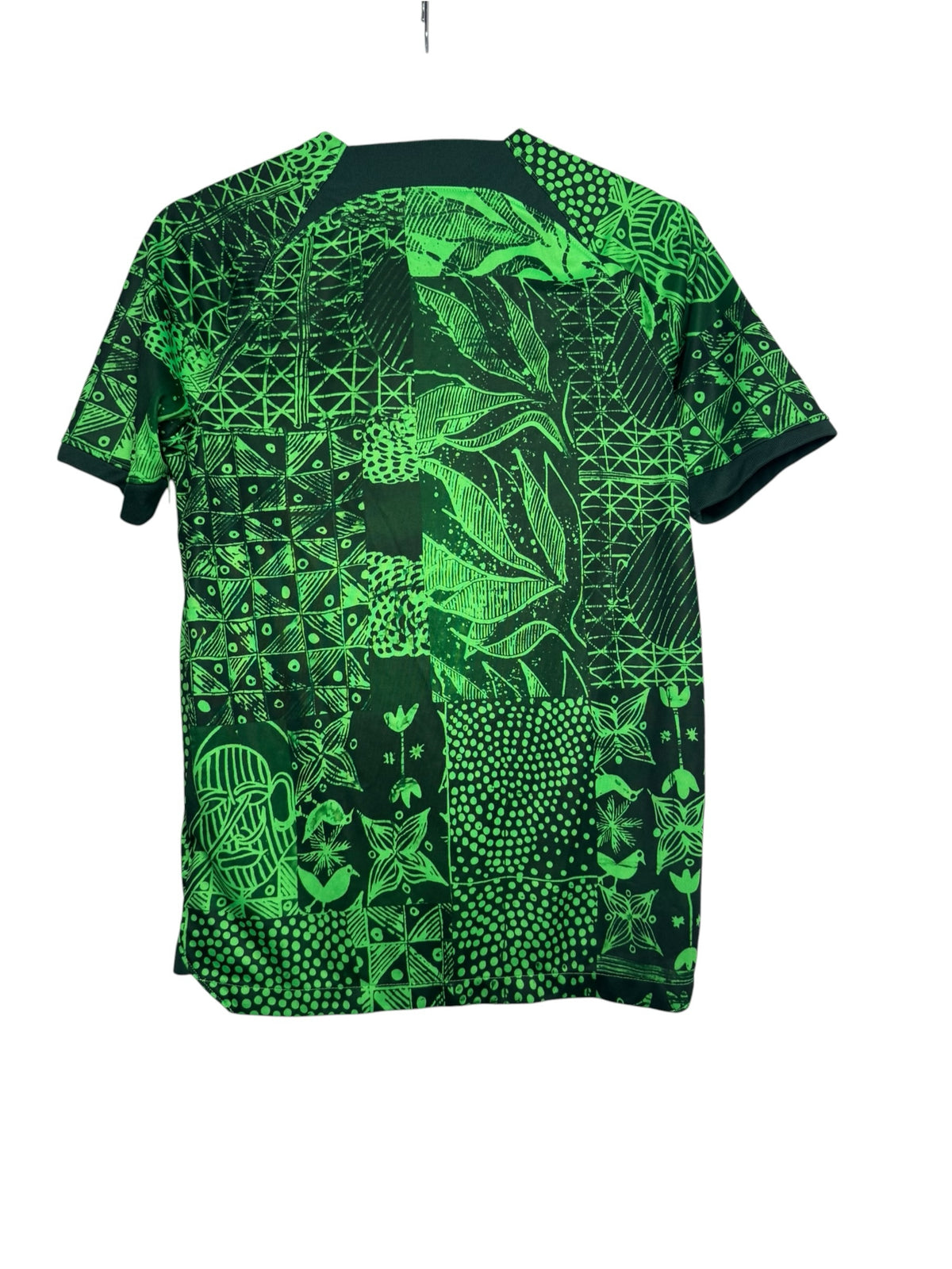 Maillot de football Levestiairedupeuple du Nigeria vert avec motifs graphiques traditionnels et détails noirs au dos