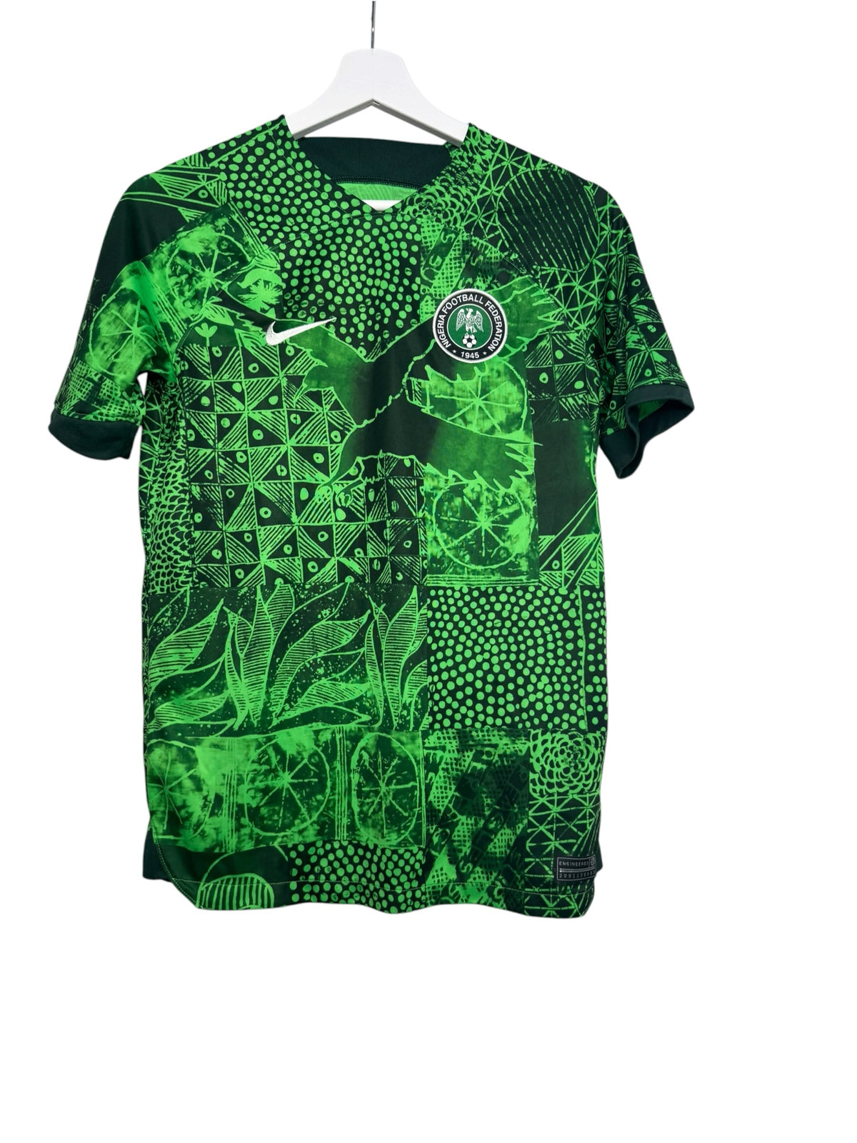 Maillot de football officiel Levestiairedupeuple du Nigeria vert avec motifs graphiques complexes et blason de l'équipe