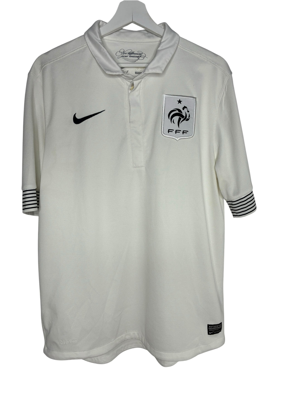 Maillot de football Nike FFF blanc pour homme Levestiairedupeuple avec col polo et détails noirs sur les manches