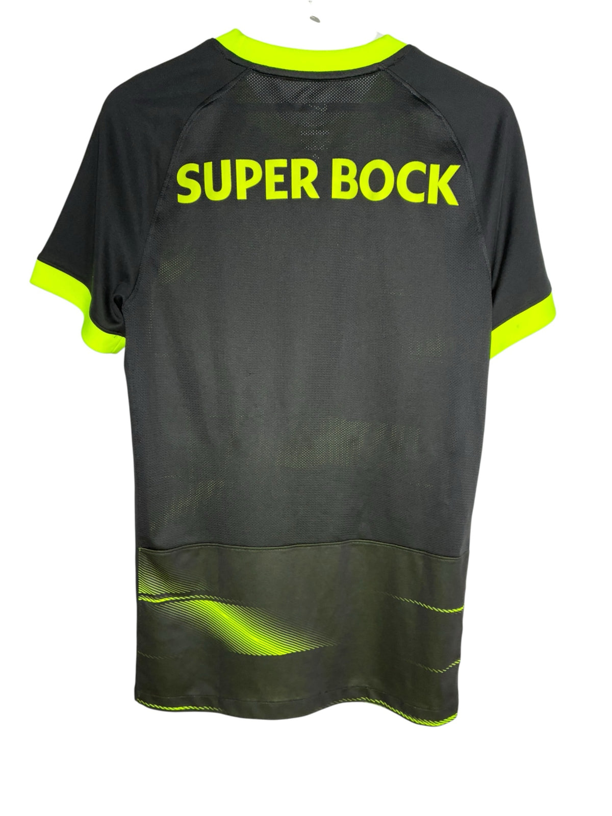 Dos du maillot de football Levestiairedupeuple Sporting Clube de Portugal noir avec détails et logo vert néon