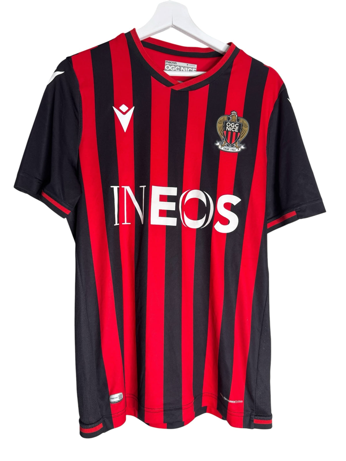 Maillot de football officiel OGC Nice Levestiairedupeuple à rayures rouges et noires avec logo Macron et blason club