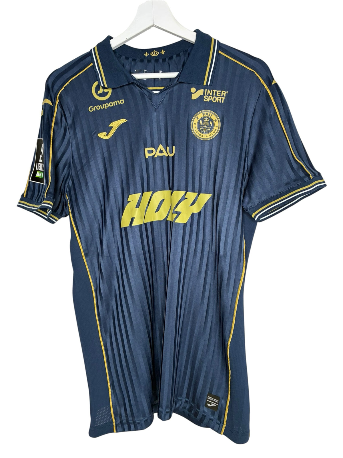 Maillot de football officiel Pau FC Levestiairedupeuple bleu marine avec rayures ton sur ton et détails dorés
