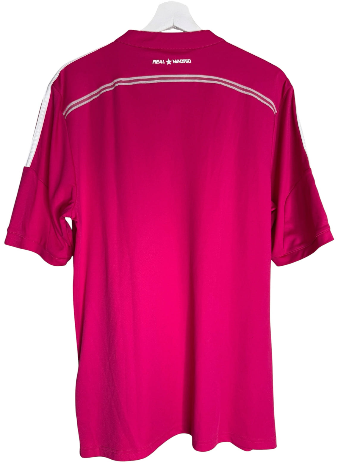 Vue arrière du maillot de football rose Levestiairedupeuple Real Madrid avec détails blancs et logo au col