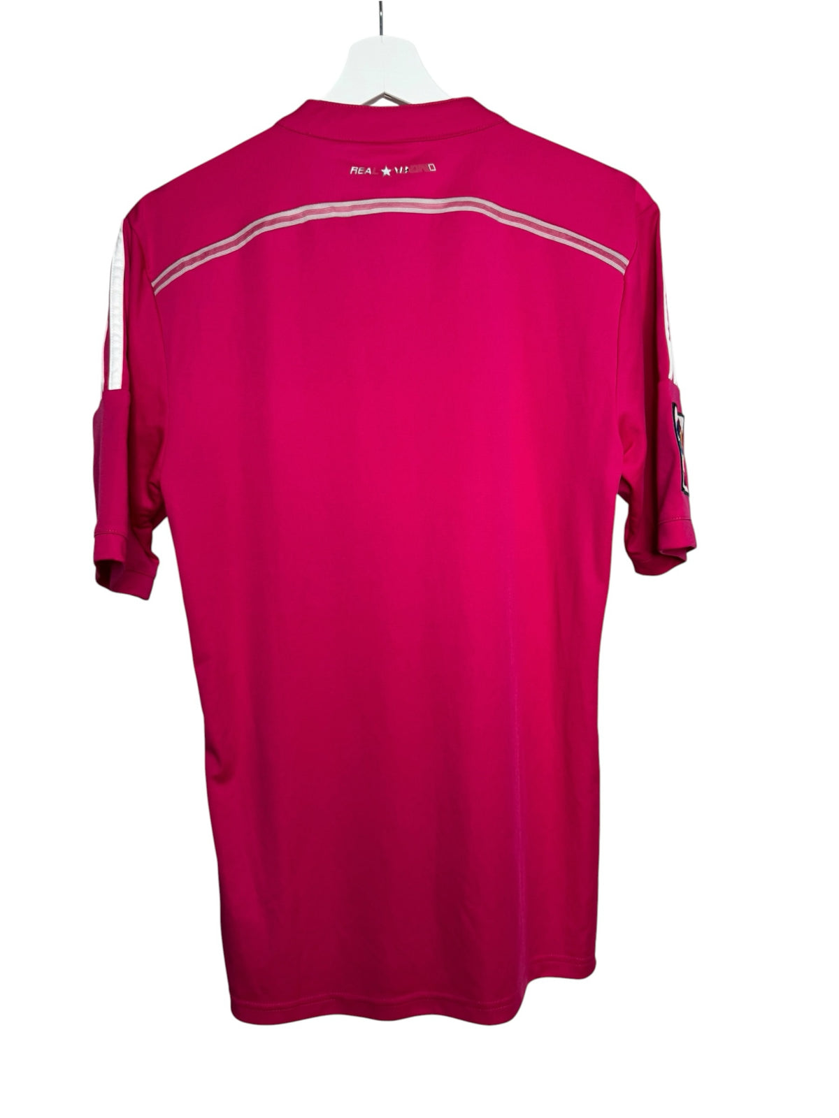 Maillot de football rose Levestiairedupeuple Real Madrid avec détails blancs sur les épaules et col boutonné