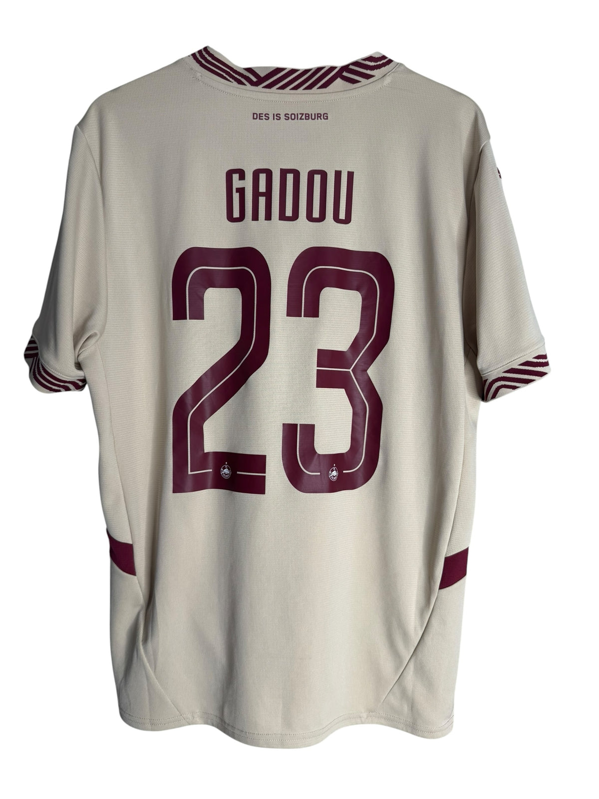 Maillot de football Levestiairedupeuple FC Red Bull Salzburg beige avec flocage GADOU 23 bordeaux au dos.