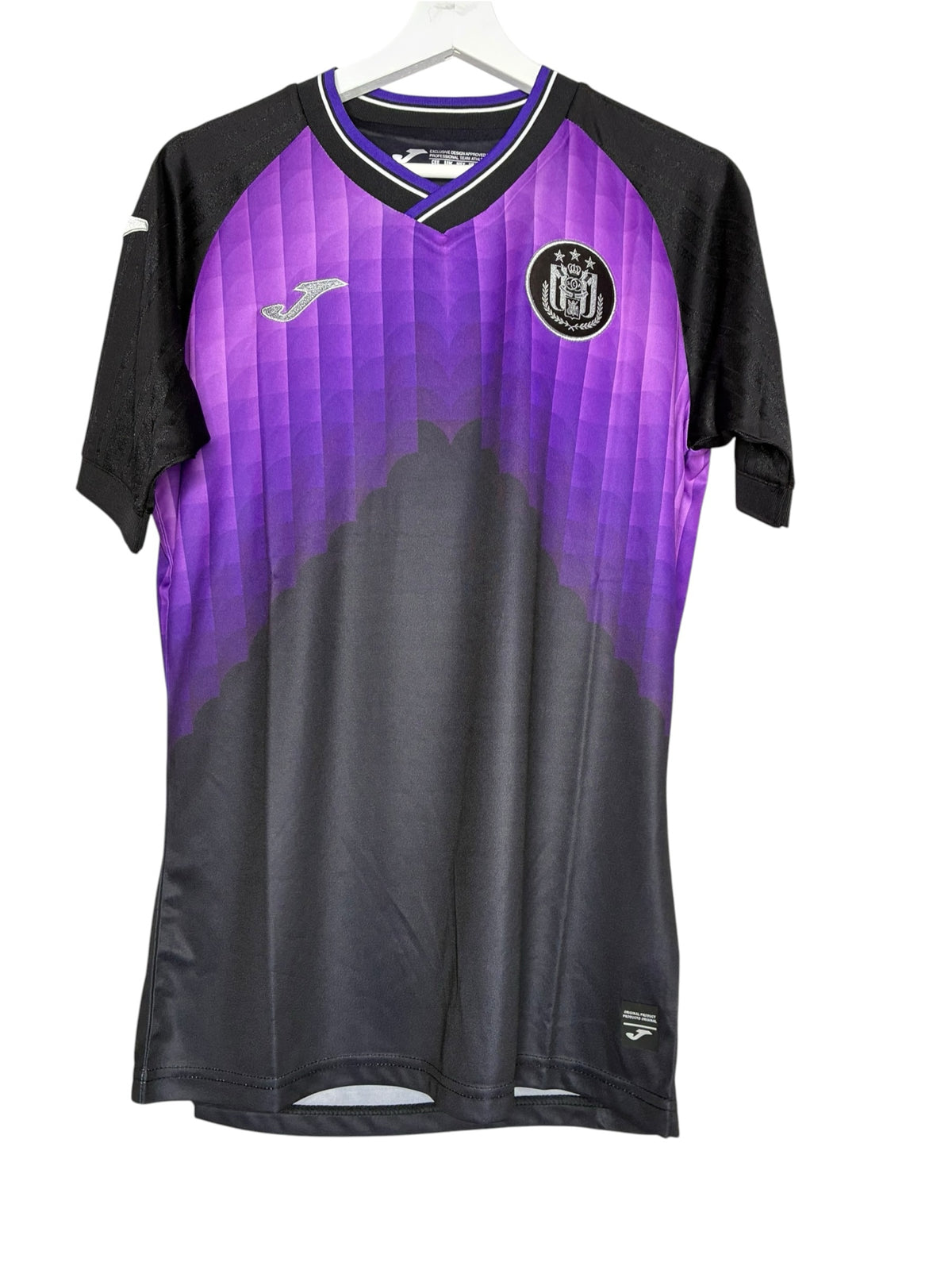 Maillot de football officiel Levestiairedupeuple Joma violet et noir avec col en V et blason de club