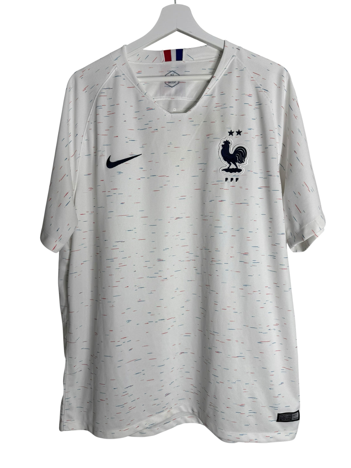 Maillot extérieur Nike de l'équipe de France blanc avec motifs tricolores et blason FFF, vendu par Levestiairedupeuple.