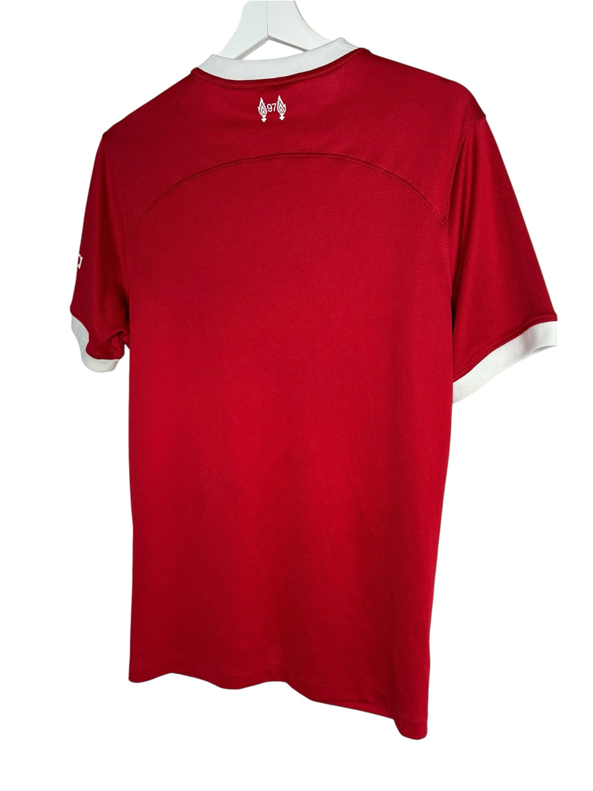 Vue arrière du maillot de football officiel Liverpool FC rouge par Levestiairedupeuple avec détails blancs au col