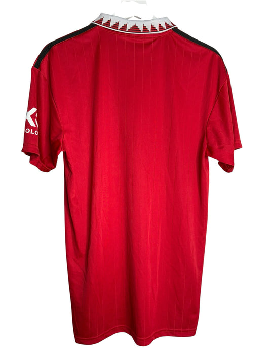 Dos du maillot domicile Levestiairedupeuple Manchester United rouge avec col polo blanc à motifs et bandes noires