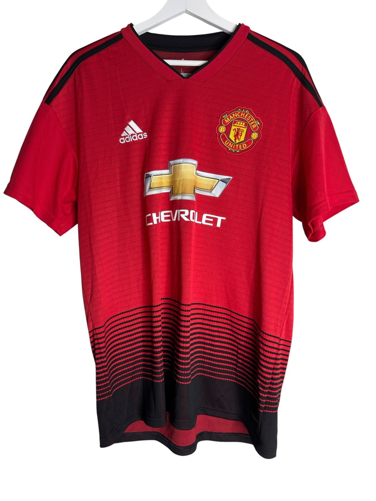 Maillot de football rouge Manchester United Levestiairedupeuple avec blason brodé, logo Adidas et détails noirs