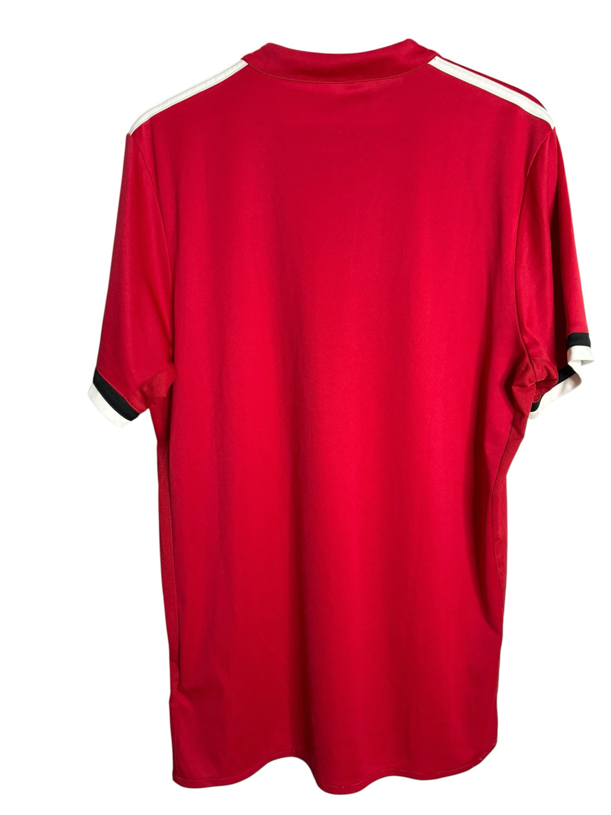 Vue arrière du maillot de football officiel Manchester United rouge par Levestiairedupeuple avec détails noirs et blancs