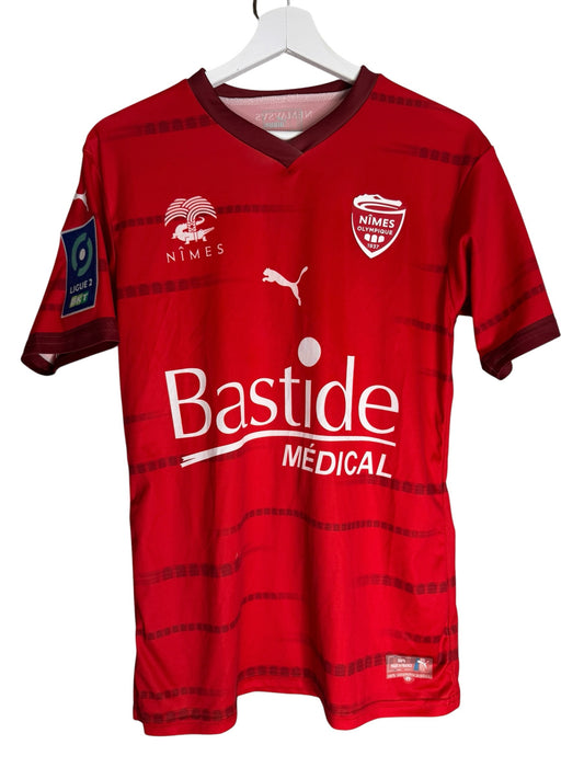 Maillot domicile rouge Levestiairedupeuple du Nîmes Olympique avec logo Puma et sponsor Bastide Médical