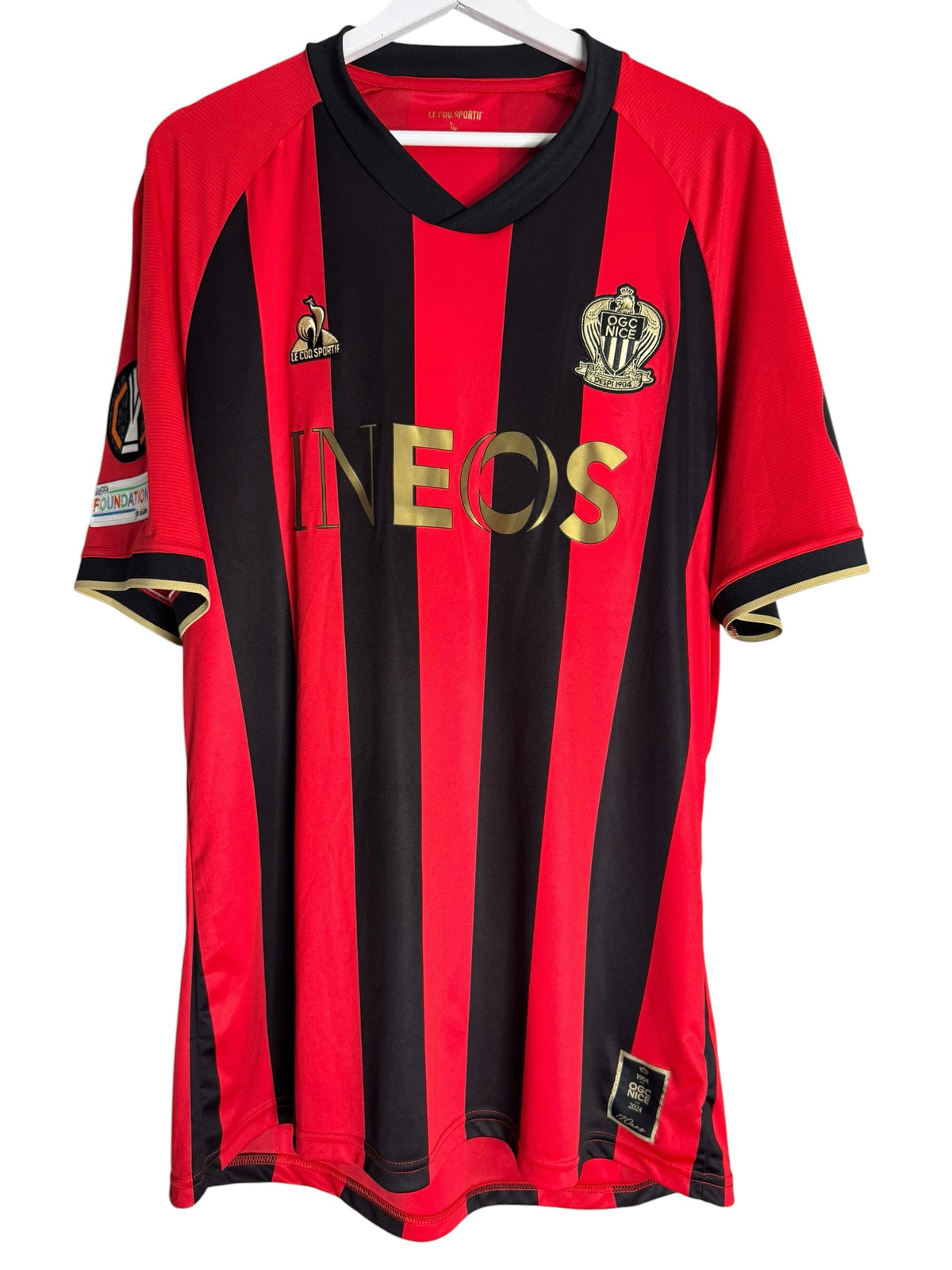 Maillot de football officiel OGC Nice domicile rayé rouge et noir par Levestiairedupeuple avec logos dorés
