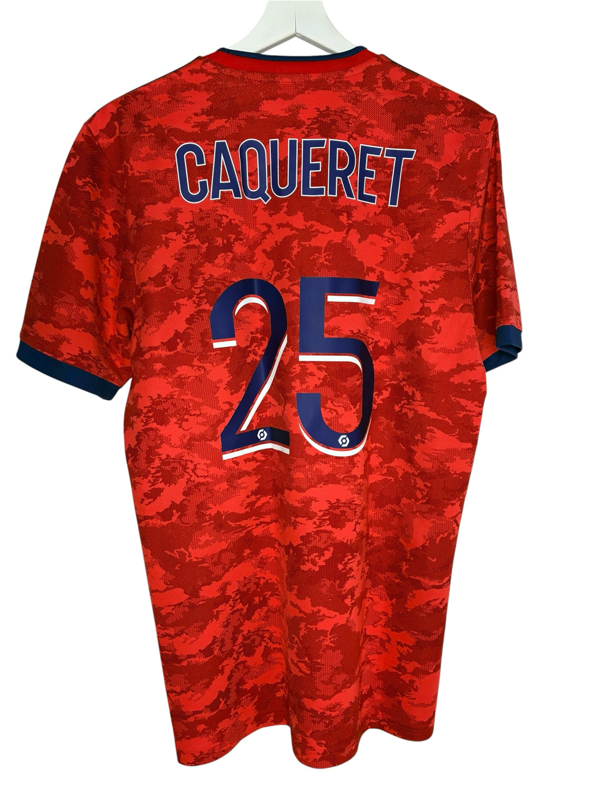 Maillot de football officiel Levestiairedupeuple Olympique Lyonnais rouge camouflage de Maxence Caqueret numéro 25