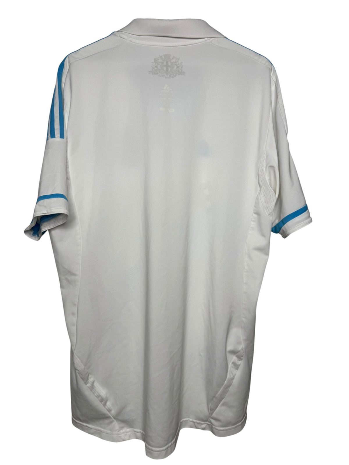 Vue arrière du maillot officiel Adidas Olympique de Marseille blanc avec détails bleu ciel par Levestiairedupeuple