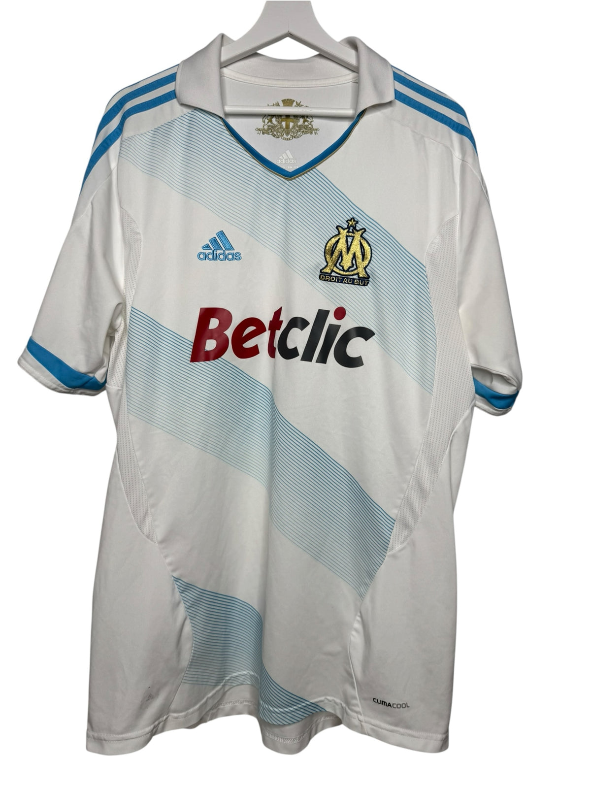 Maillot domicile officiel Adidas de l'Olympique de Marseille blanc avec détails bleu ciel par Levestiairedupeuple